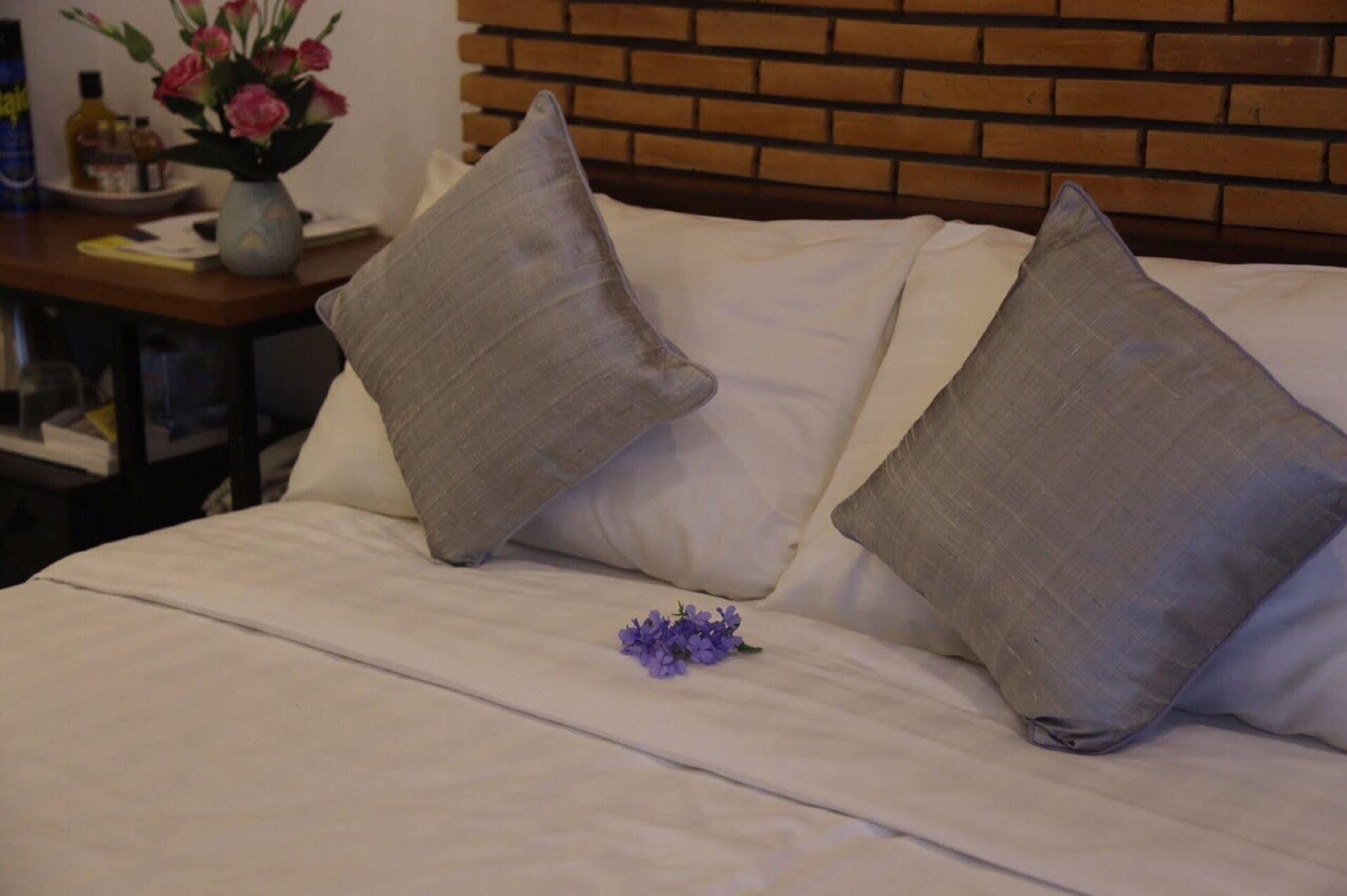 The Blue Corner Boutique Hotel Phnom Penh Exterior photo